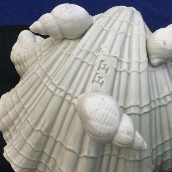 Vintage Beautiful Fritz and Floyd Coquille footed shell container. 7 inches long - Picture 3 of 3